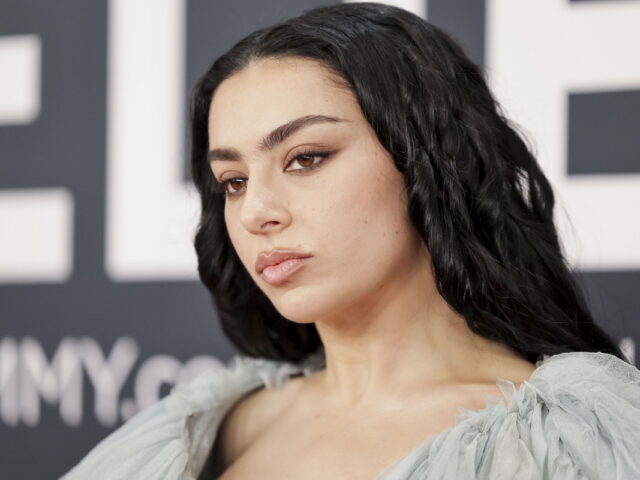 «The Moment»: Η Charli xcx αποχαιρετά το «Brat» με τον δικό της τρόπο