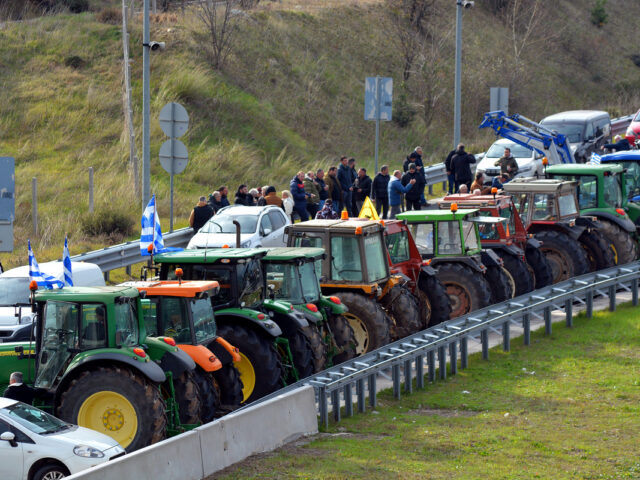 Ανοιχτά και σήμερα τα αγροτικά μπλόκα σε Μάλγαρα, Ευζώνους, Προμαχώνα και Νίκη