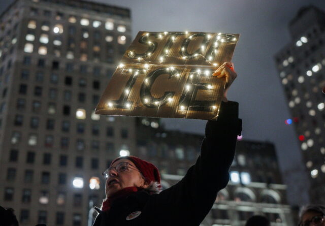Νέες διαδηλώσεις στη Μινεάπολη για τον θάνατο της 37χρονης Αμερικανίδας από τα πυρά της αστυνομίας μετανάστευσης
