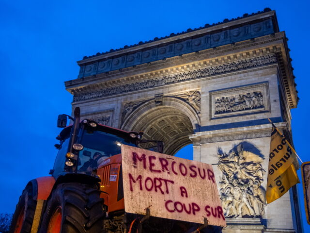 Αγρότες «σεργιανίζουν» με τρακτέρ στα Ηλύσια Πεδία [ΒΙΝΤΕΟ]