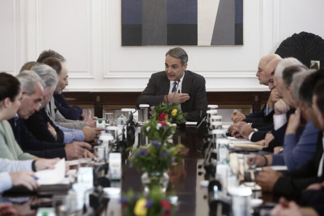 Σε εξέλιξη η κρίσιμη συνάντηση Μητσοτάκη – αγροτών στο Μέγαρο Μαξίμου