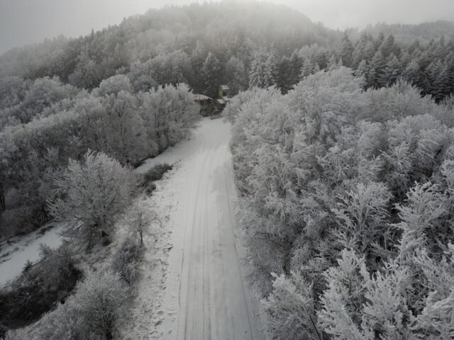 Χιονίζει από τα ξημερώματα στη Δυτ. Μακεδονία – Πού χρειάζονται αλυσίδες