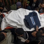 Γάζα: Ύστατος αποχαιρετισμός σε τρεις Παλαιστίνιους δημοσιογράφους που σκοτώθηκαν σε ισραηλινό βομβαρδισμό