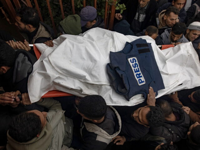 Γάζα: Ύστατος αποχαιρετισμός σε τρεις Παλαιστίνιους δημοσιογράφους που σκοτώθηκαν σε ισραηλινό βομβαρδισμό