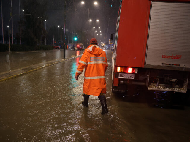 Στο έλεος της κακοκαιρίας η Αττική – Πάνω από 180 κλήσεις στην Πυροσβεστική