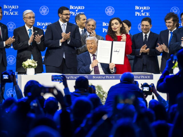 Νταβός: Ο Τραμπ υπέγραψε τον ιδρυτικό χάρτη του «Συμβουλίου Ειρήνης»