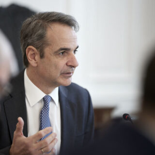 Τηλεφωνική επικοινωνία Μητσοτάκη – Μακρόν για τις εξελίξεις στη Μέση Ανατολή