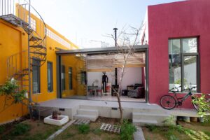 Transition: Η μεταμόρφωση μιας λαϊκής κατοικίας του ’60 στις Τζιτζιφιές