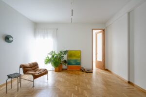 Φωτεινοί χώροι και συνεκτικότητα σε ένα ανακαινισμένο διαμέρισμα στην Κυψέλη