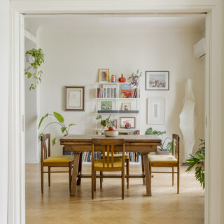 Ένα διαμέρισμα του ’50 στην Κυψέλη αποκτά ζωηρό και χρωματιστό χαρακτήρα