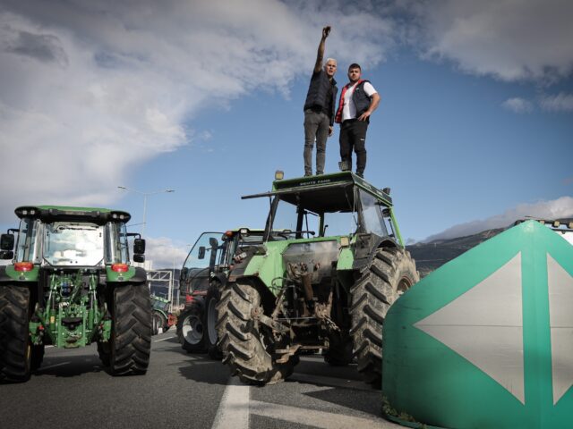 Αγροτικές κινητοποιήσεις: Άνοιξε η μεγάλη περιμετρική οδός της Πάτρας – Κλειστός ο κόμβος της Εγλυκάδας