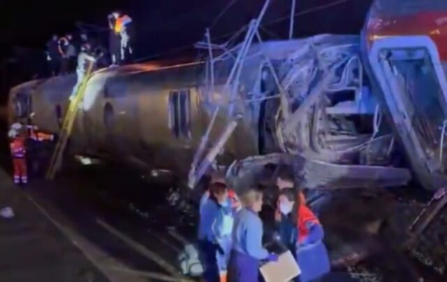 Εκτροχιασμός τρένων στην Ισπανία: Πληροφορίες για νεκρούς, τραυματίες και εγκλωβισμένους