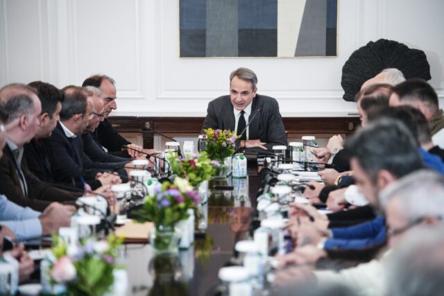 Ξεκίνησε η κρίσιμη συνάντηση εκπροσώπων των αγροτών με τον πρωθυπουργό