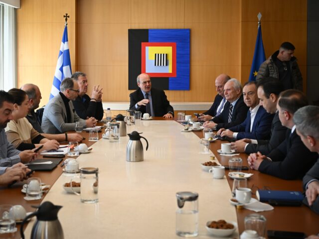 Ξεκίνησε η συνάντηση κυβέρνησης με τους αντιπροσώπους των 14 αγροτικών μπλόκων