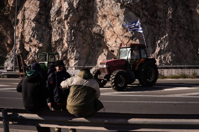 Αγροτικές κινητοποιήσεις: Έκλεισε η εθνική οδός Αθηνών-Λαμίας