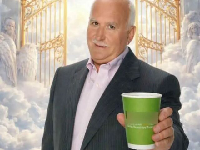 Διαφήμιση εμφανίζει τον Γιώργο Παπαδάκη να «σερβίρει» καφέ από τον… Παράδεισο