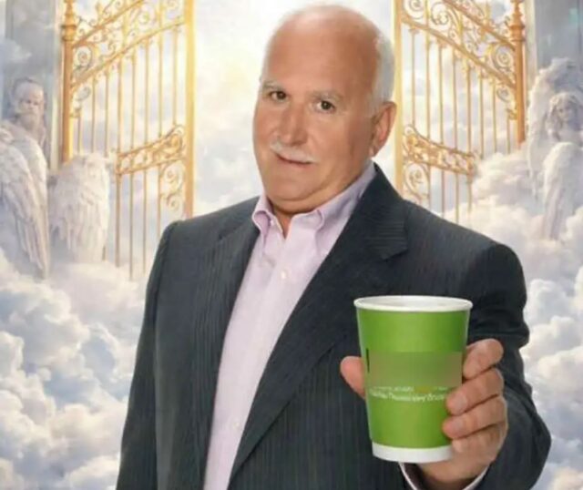 Διαφήμιση εμφανίζει τον Γιώργο Παπαδάκη να «σερβίρει» καφέ από τον… παράδεισο