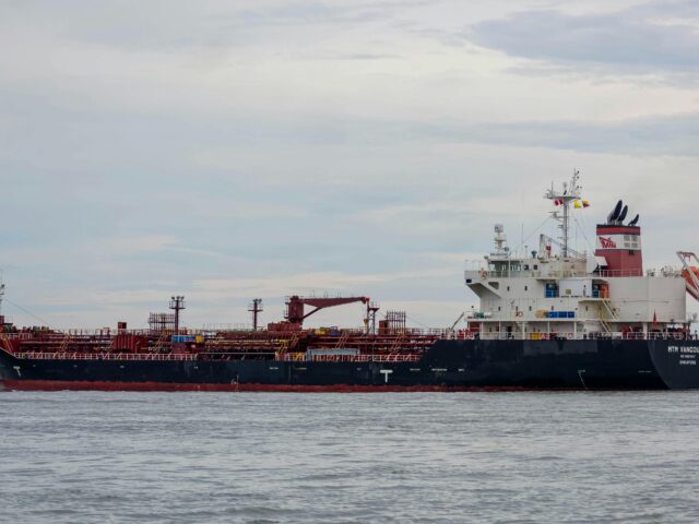 Η Ακτοφυλακή των ΗΠΑ καταδιώκει δεξαμενόπλοιο που συνδέεται με τη Βενεζουέλα