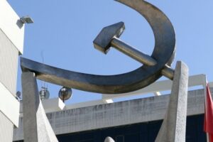 Σκληρή ανακοίνωση του ΚΚΕ για τη δήλωση του Κυριάκου Μητσοτάκη για την επέμβαση των ΗΠΑ στη Βενεζουέλα.