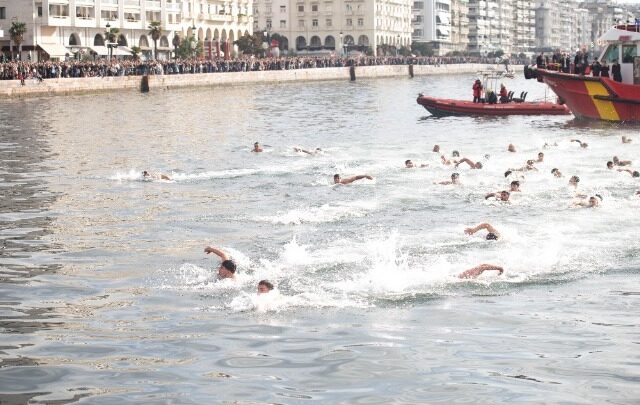 Με λαμπρότητα η τελετή αγιασμού των Yδάτων στο λιμάνι της Θεσσαλονίκης