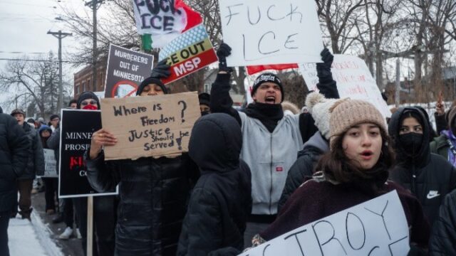Διαδηλώσεις στη Μινεάπολη και άλλες πόλεις κατά της ICE μετά τον φονικό τραυματισμό της Ρενέ Γκουντ