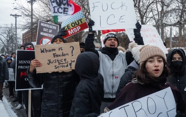 Διαδηλώσεις στη Μινεάπολη και άλλες πόλεις κατά της ICE μετά τον φονικό τραυματισμό της Ρενέ Γκουντ