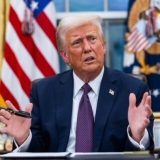 Ο Τραμπ απειλεί με δασμούς χώρες που δεν θα στηρίξουν το σχέδιό του για τη Γροιλανδία