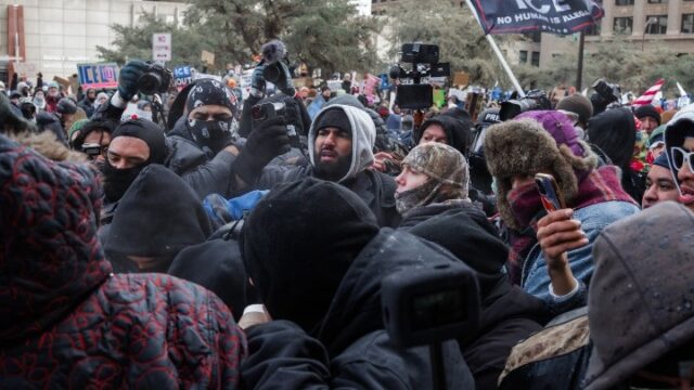 ΗΠΑ: Διαδηλωτές κατά της ICE διώχνουν κάπου δέκα ακτιβιστές της ακροδεξιάς από το κέντρο της Μινεάπολης