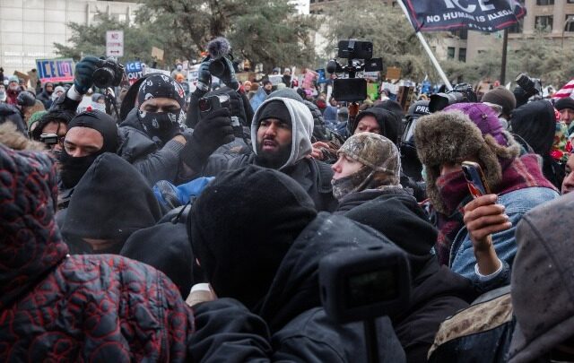 ΗΠΑ: Διαδηλωτές κατά της ICE διώχνουν κάπου δέκα ακτιβιστές της ακροδεξιάς από το κέντρο της Μινεάπολης