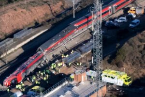 Ισπανία: Έναν φθαρμένο αρμό βρήκαν στις σιδηροτροχιές οι ειδικοί που ερευνούν τα αίτια του δυστυχήματος