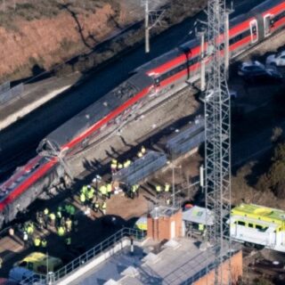 Ισπανία: Έναν φθαρμένο αρμό βρήκαν στις σιδηροτροχιές οι ειδικοί που ερευνούν τα αίτια του δυστυχήματος