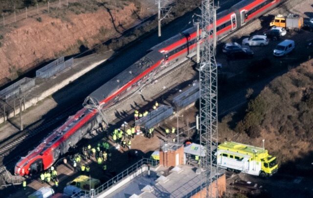 Ισπανία: Έναν φθαρμένο αρμό βρήκαν στις σιδηροτροχιές οι ειδικοί που ερευνούν τα αίτια του δυστυχήματος