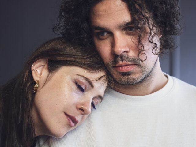 Mουσικό θέατρο και stand up poetry σε «Ένα παράξενο λάιβ»