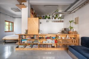 Μια μικρή κατοικία του ’70 στα Χανιά μετατρέπεται σε νοσταλγικό studio