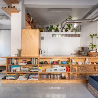 Μια μικρή κατοικία του ’70 στα Χανιά μετατρέπεται σε νοσταλγικό studio