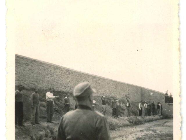 ΥΠΠΟ: Αυθεντικές οι φωτογραφίες των 200 της Καισαριανής