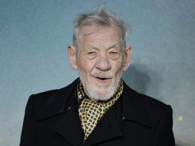 Ο Ian McKellen καταγγέλλει την αντιμεταναστευτική πολιτική των ΗΠΑ με έναν μονόλογο του Σαίξπηρ