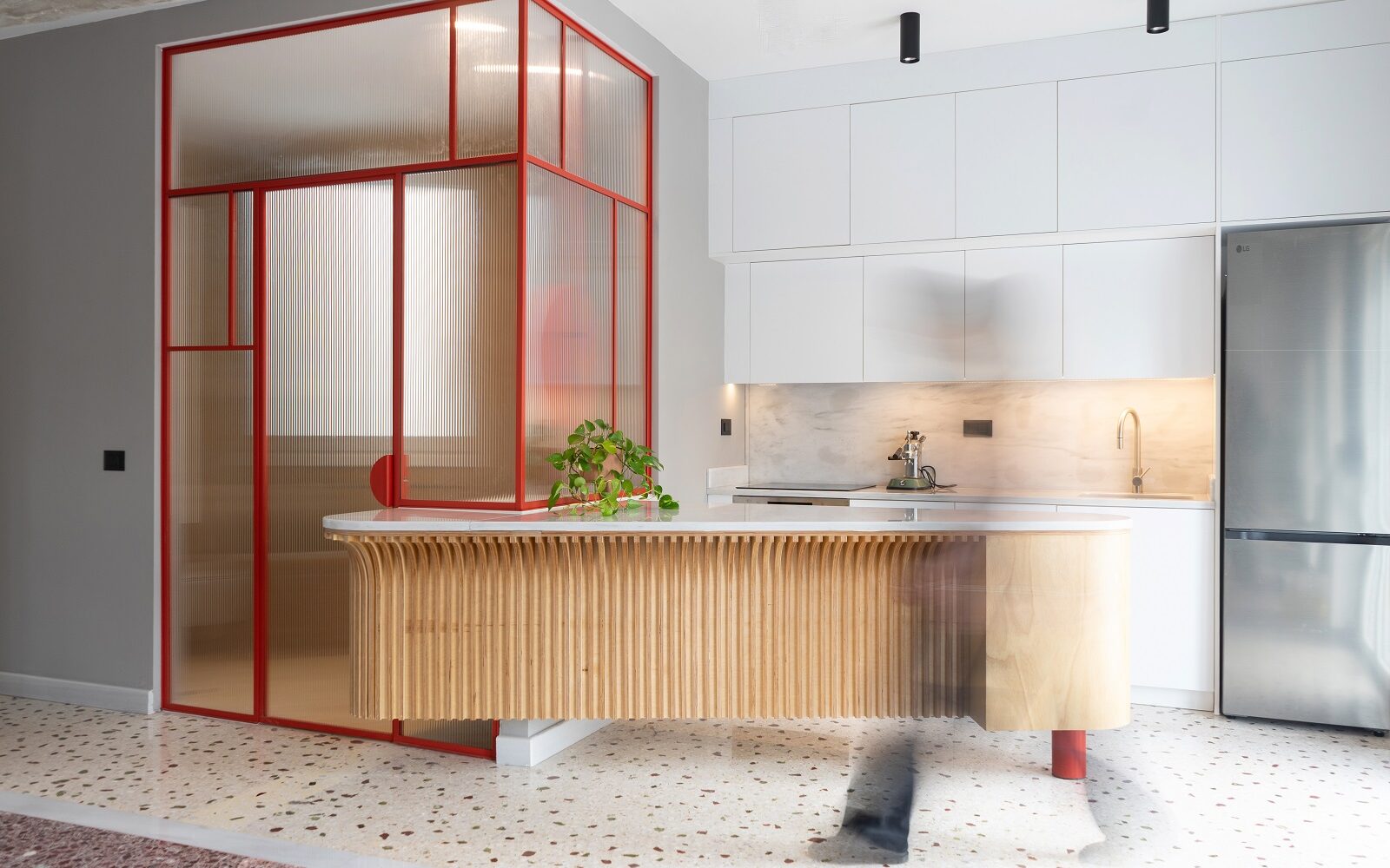 Εμφανές σκυρόδεμα, μωσαϊκό και άφθονο φως, σε ένα διαμέρισμα στο Ρουφ