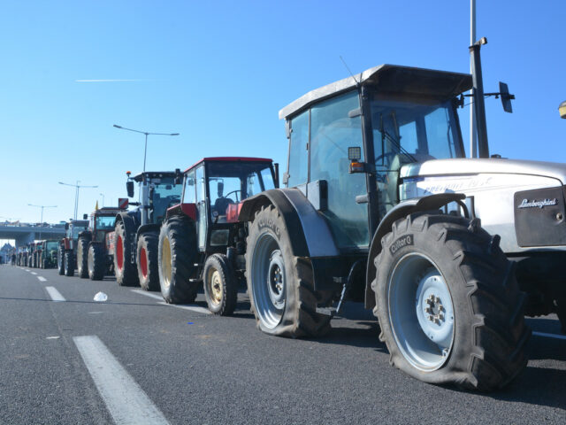 Στο Σύνταγμα με 100 τρακτέρ οι αγρότες