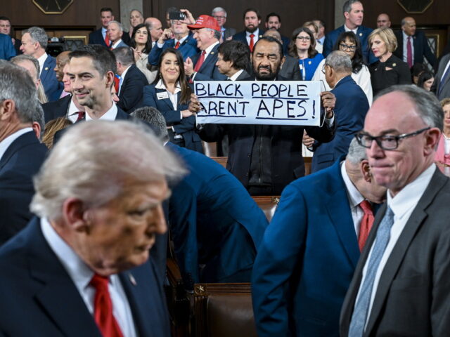 «Οι μαύροι δεν είναι πίθηκοι»: Δημοκρατικός βουλευτής σήκωσε πλακάτ κατά τη διάρκεια της ομιλίας Τραμπ