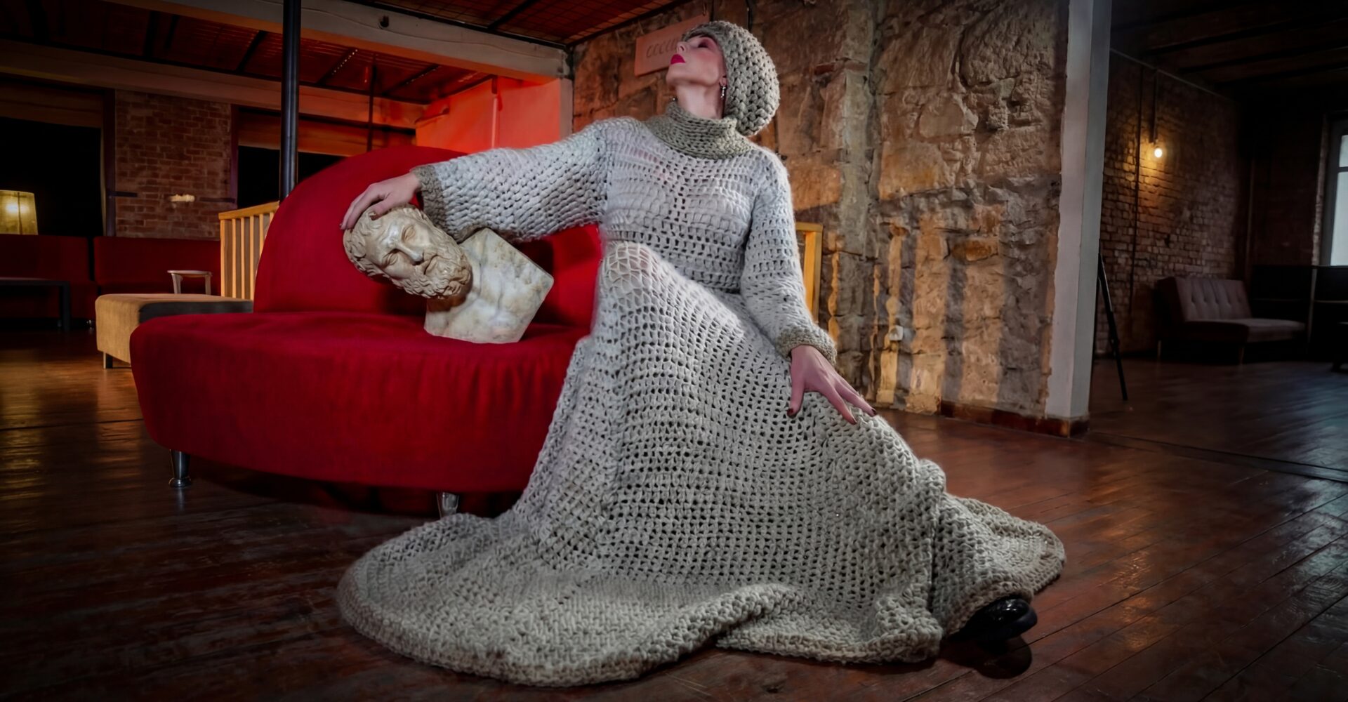 Μαρκέλλα Αργυροπούλου: «Είμαστε εθισμένοι στις μικρότητές μας, ενώ έξω ουρλιάζει το χάος»