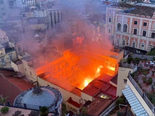 Πυρκαγιά κατέστρεψε το θέατρο Σανατζάρο της Νάπολης [ΒΙΝΤΕΟ]