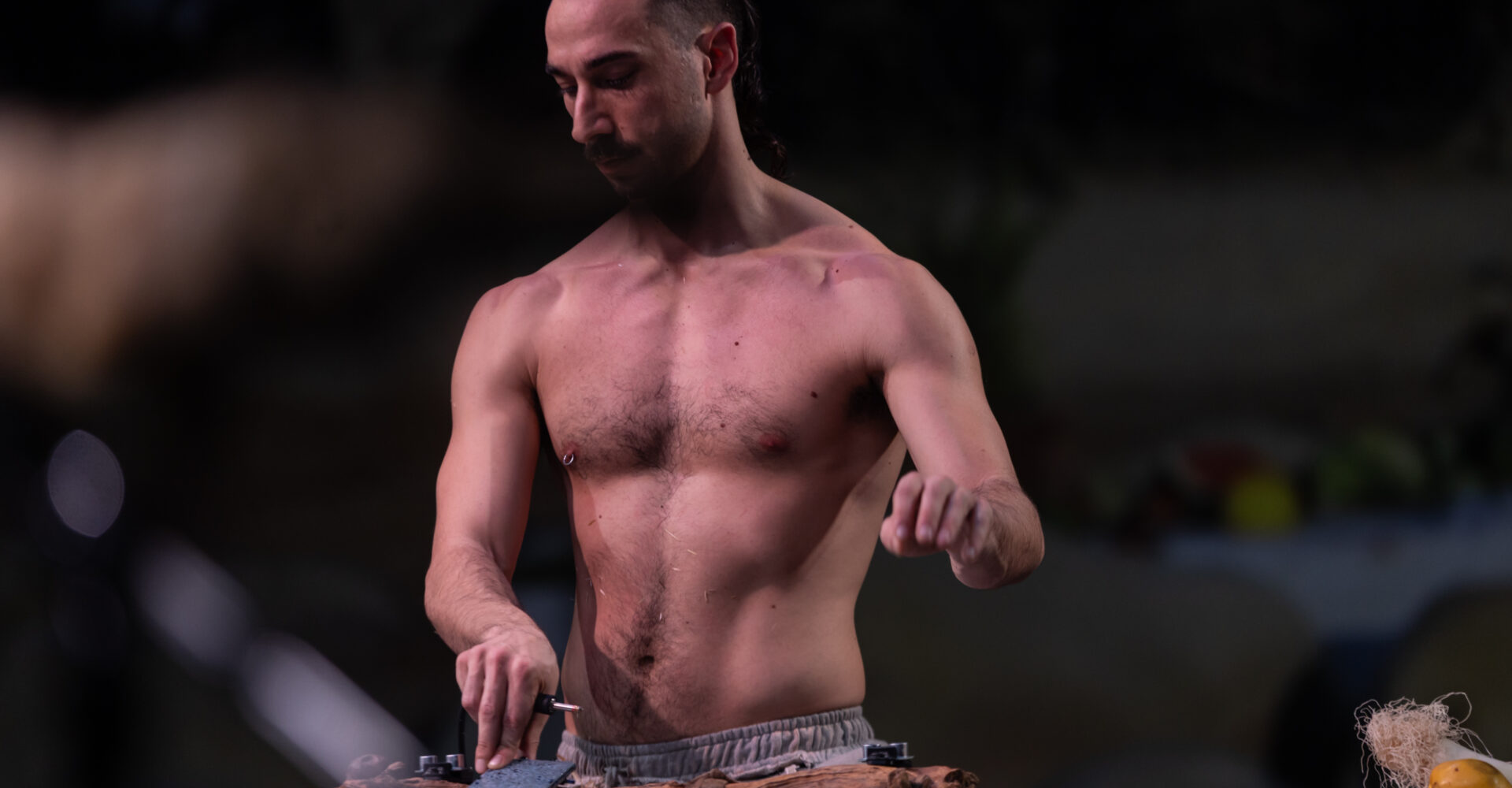 Ευθύμιος Μοσχόπουλος: «Σε κάθε έργο στο οποίο έχω υπάρξει, κουβαλάω το σώμα μου ως αρχείο»