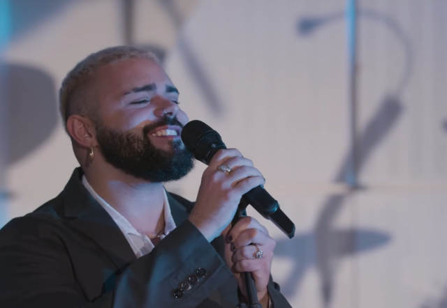 Akylas και Papazó ερμηνεύουν το «Ατελιέ» με την Ορχήστρα Σύγχρονης Μουσικής της ΕΡΤ