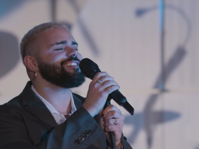 Akylas και Papazó ερμηνεύουν το «Ατελιέ» με την Ορχήστρα Σύγχρονης Μουσικής της ΕΡΤ