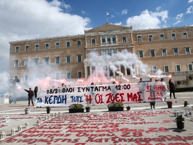 Τέμπη: Έγραψαν ξανά τα ονόματα των θυμάτων με κόκκινη μπογιά