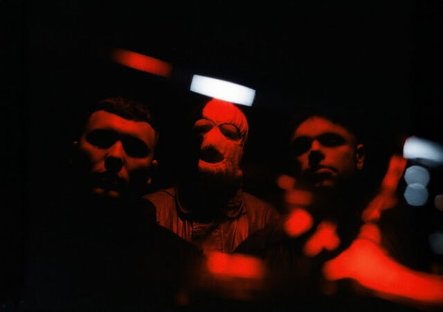 Οι σαρωτικοί Kneecap έρχονται ξανά στο Rockwave Festival το καλοκαίρι