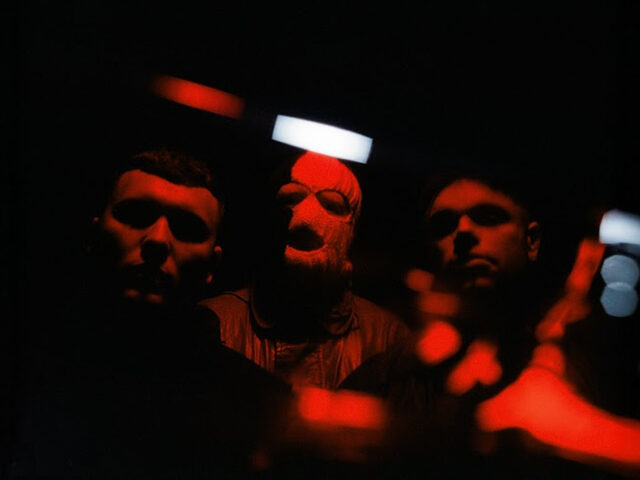 Οι σαρωτικοί Kneecap έρχονται ξανά στο Rockwave Festival το καλοκαίρι