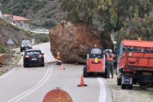 Χίος: Τεράστιος βράχος έπεσε στην εθνική οδό
