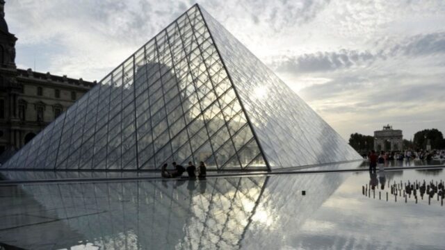 Σύλληψη 9 υπόπτων για απάτη ύψους 10 εκατ. ευρώ με την έκδοση εισιτηρίων για το Λούβρο και τις Βερσαλλίες